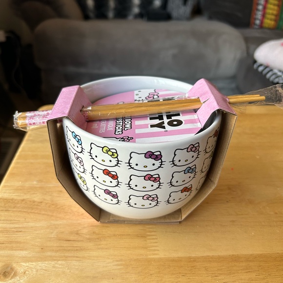 Hello Kitty ramen bowl with chopsticks (NWT) - Picture 3 of 6